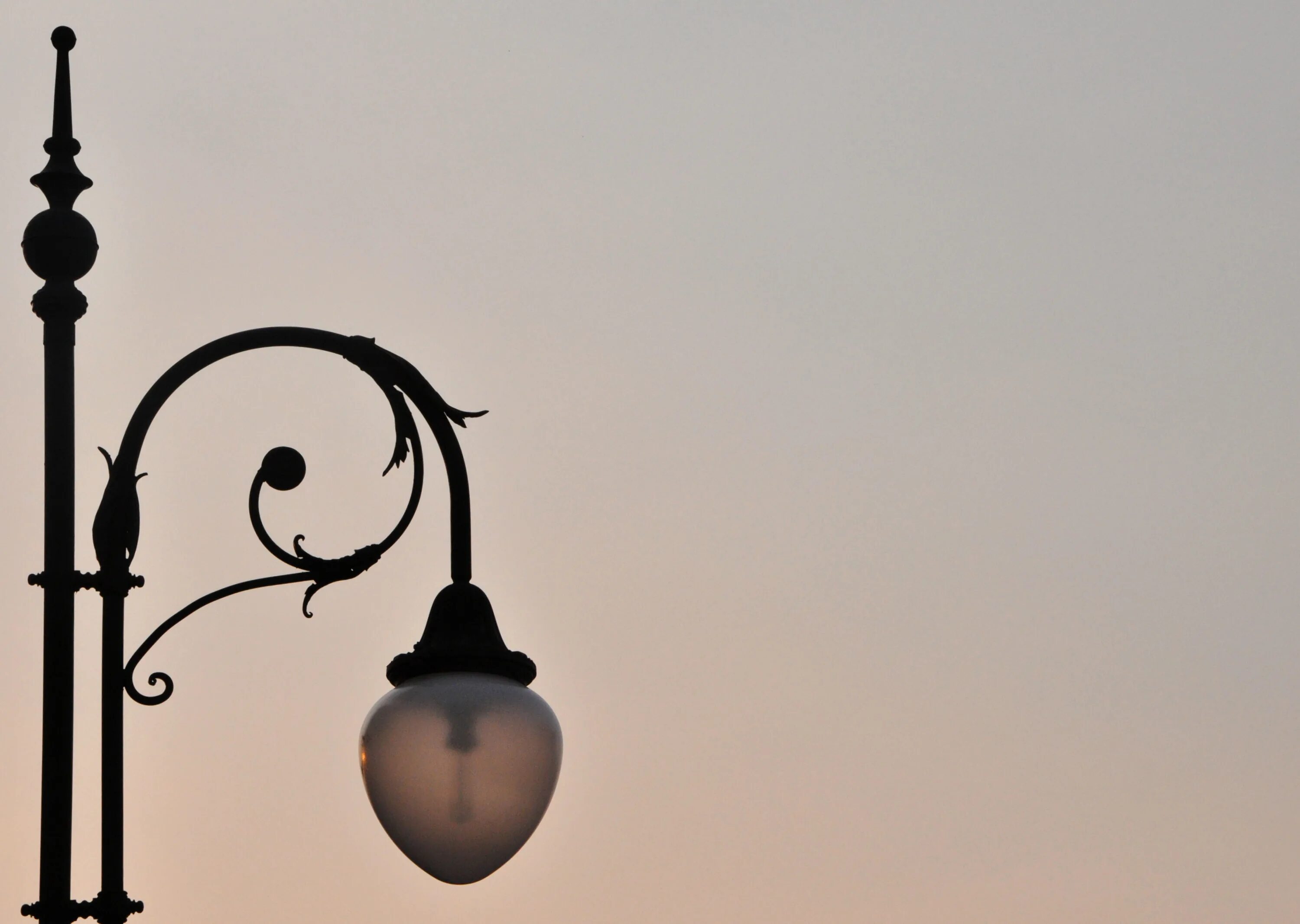 Фонарь уличный мультяшный. Уличный фонарь рисовать. Силуэт фонарного столба. Силуэт фонарного столба. Векторный уличный фонарь.