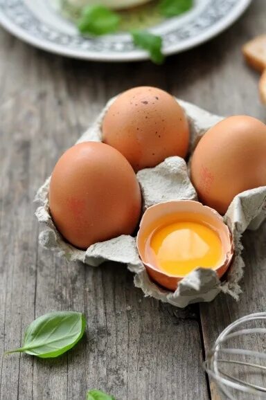 Raw eggs. Фото яйца в инстаграм. фотография яйца в инстаграм. raw egg.