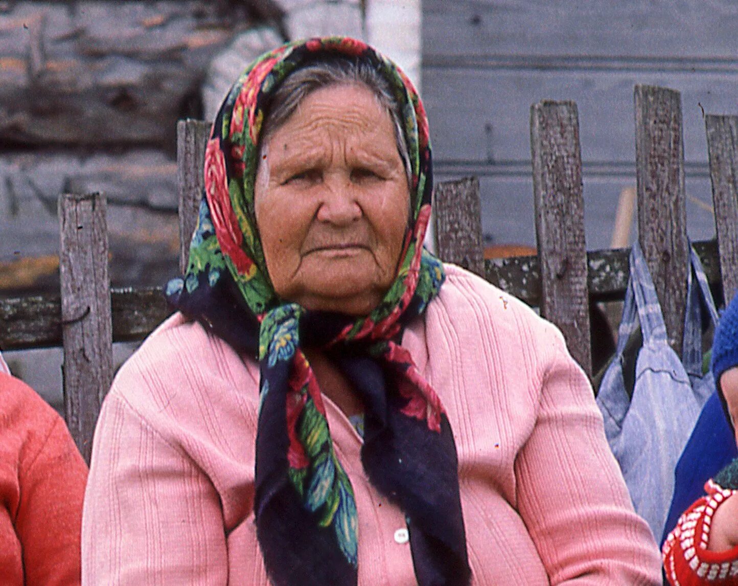 Деревенская бабка. Деревенская старуха в платке. Бабушка в платочке. Бабушка в платке.