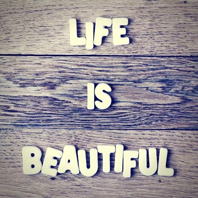 Life is beauty. Beautiful Life надпись. Beautiful надпись. Надписи на английском. Жизнь прекрасна на английском.