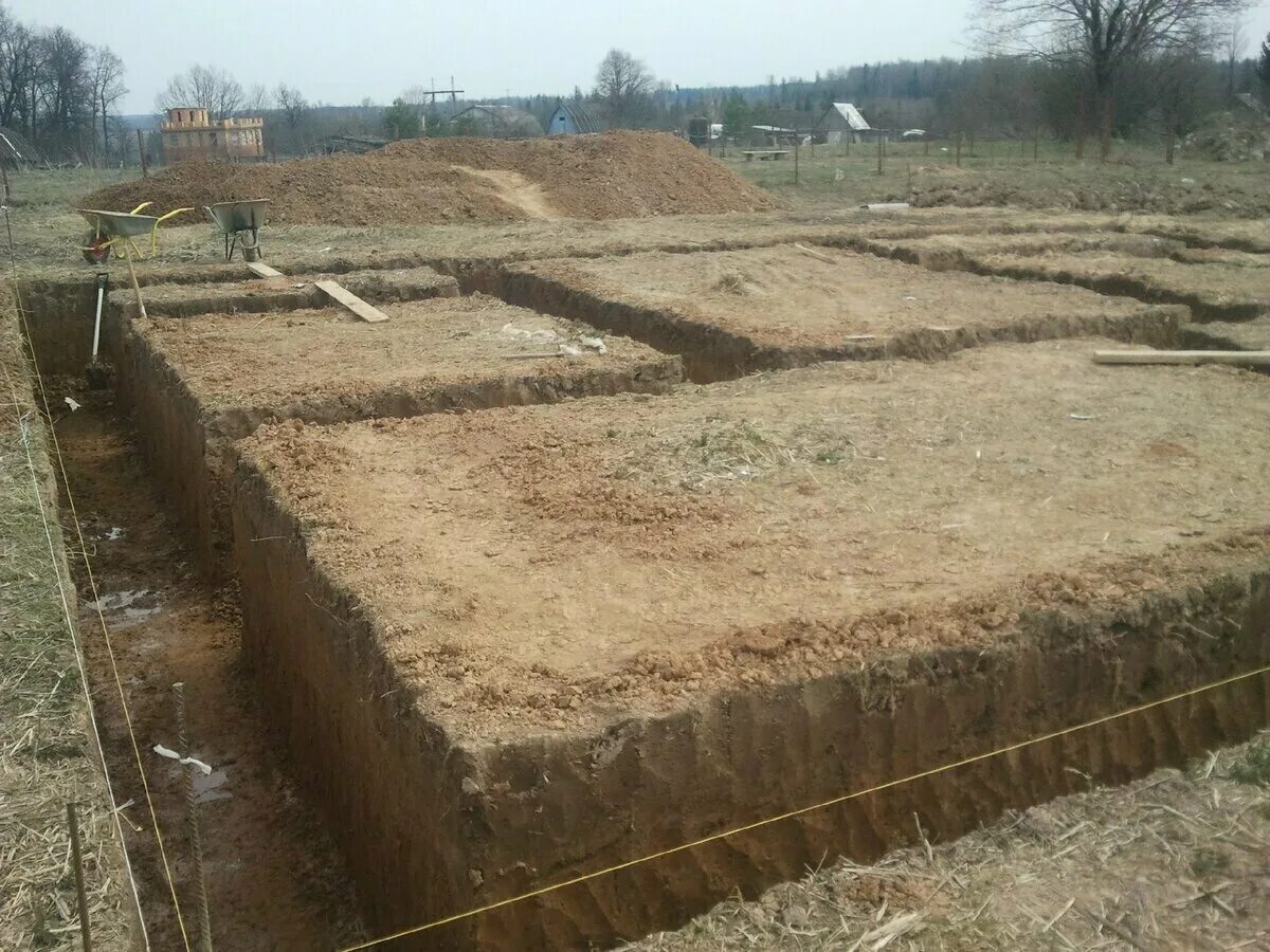 траншея под фундамент 1200мм. копка под фундамент. копка под фундамент. Jcb 3cx копает котлован. котлован под фундамент 1050х1800.