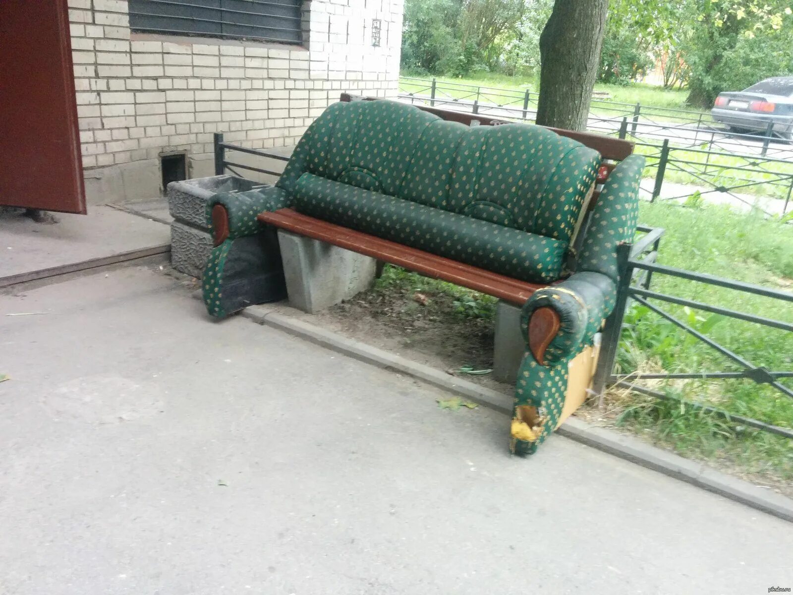 Забавные скамейки. Смешные лавки. Смешная лавка. Уродливые лавочки. Веселая скамейка.