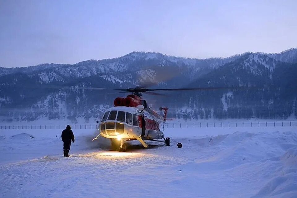 Спасательная алтая. Катастрофа Robinson r66 над Телецким озером. Телецкое озеро вертолет. Телецкое озеро вертолет крушение. Телецкое озеро вертолетная площадка.