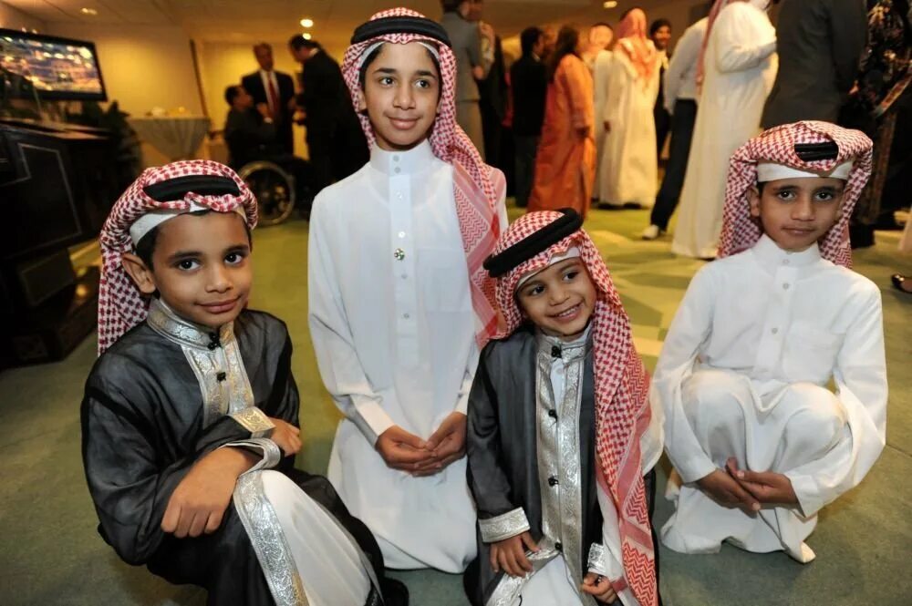 Арабские дети. Саудовская Аравия Национальная одежда. Арабские эмираты дети. Арабские дети в национальной одежде.