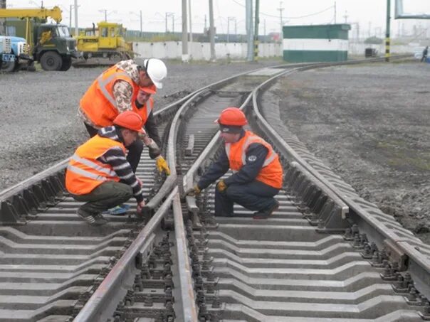 Железная дорога обучение. Путейцы (путевые обходчики). Профессия Путеец ЖД. Монтер пути РЖД Путевая Машинная станция. Монтер ЖД пути - Путеец.