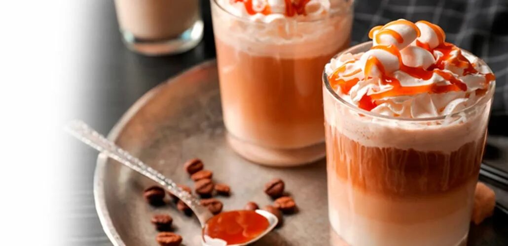 Кофе латте макиато. Капучино с кленовым сиропом. Латте макиато карамель. Подача латте. Латте с каким сиропом вкуснее.