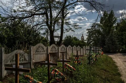 Артистов хоронили за оградой кладбища