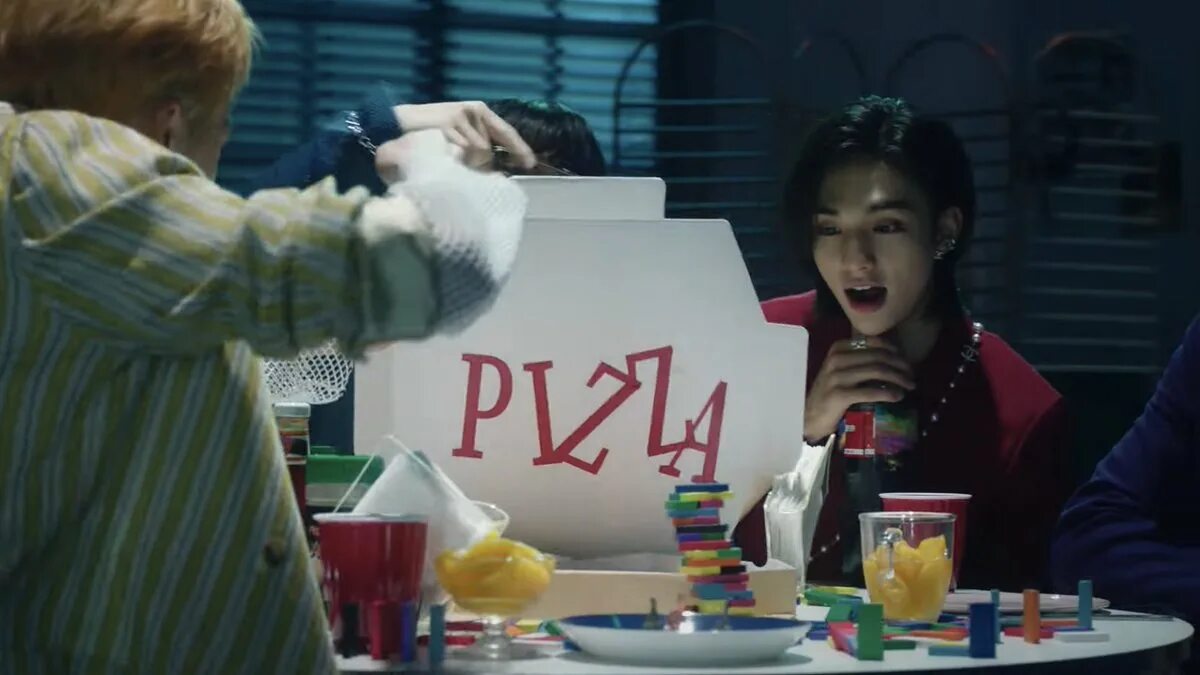 Pizza boy stray kids. Stray kids чан. Хенджин domino. Pizza boy stray kids. Pizza boy stray kids.