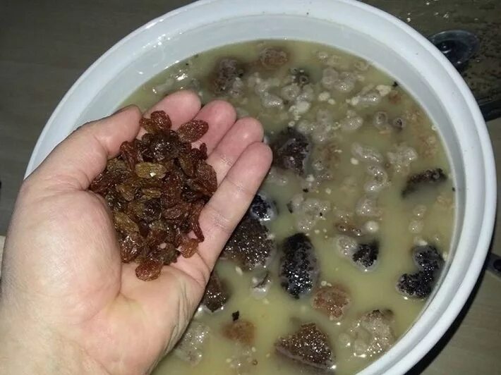 Как поставить бражку на изюме. Добавлять изюм в брагу. Добавлять изюм в брагу. Брага из изюма для самогона. Стакан изюма.