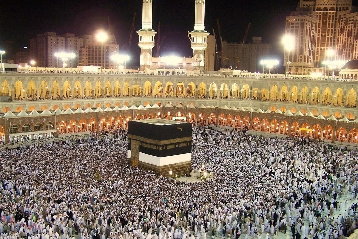 Мусульманин совершает хадж. Паломничество к Каабе. Паломничество в Мекку хадж. Саудовская Аравия паломничество Мекка.
