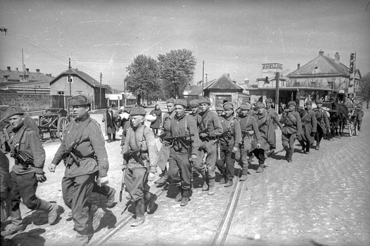 По дорогам военных лет. Дороги войны ВОВ. Дороги ВОВ 1945. Фронтовые дороги войны. Дорогами Великой Отечественной войны.