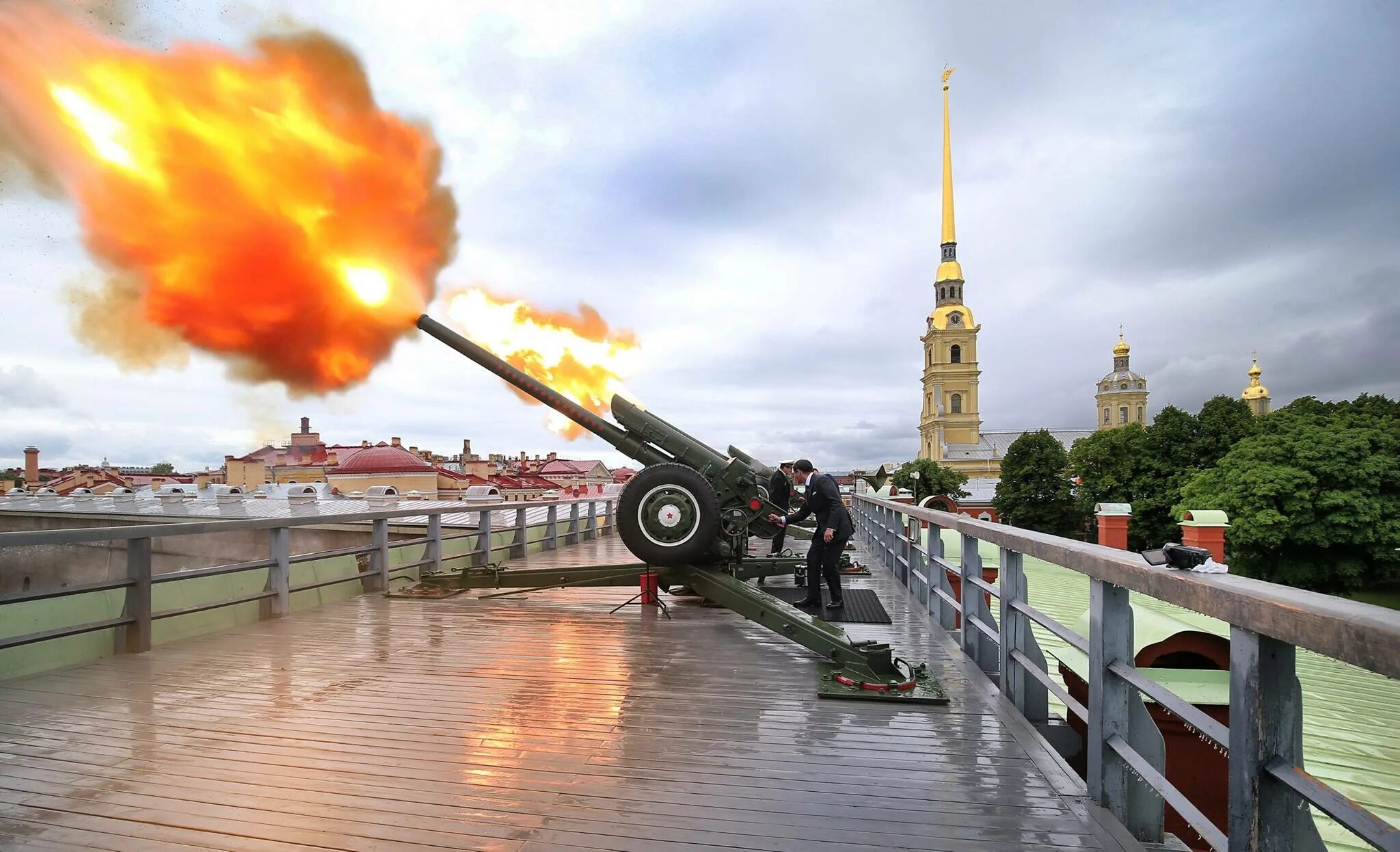 Петербург выстрелы. Полуденный выстрел с Петропавловской крепости. Пушки Петропавловской крепости в Санкт-Петербурге. Полуденный выстрел пушки с Петропавловской крепости. Пушки Петропавловской крепости.