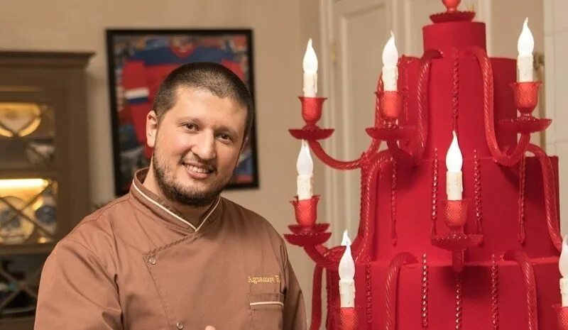 Агзамов шоу кондитер. Ренат агзамов улыбка. Кондитер шоу с ренатом. Ренат агзамов в полный рост. Шоу кондитер ведущий.