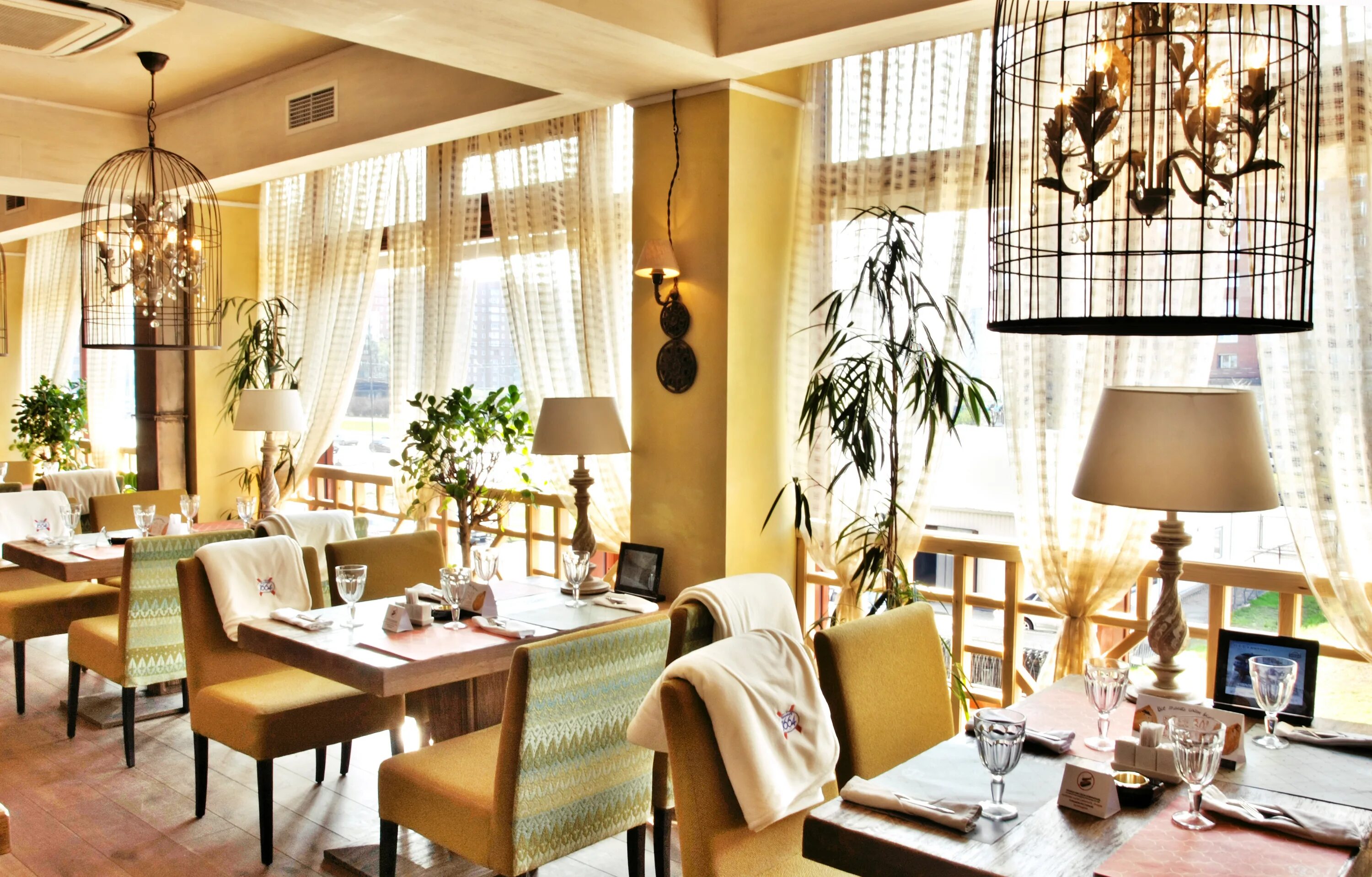 Интерьер кофейни в светлых тонах. Кафе - кондитерская «café pouchkine». Интерьер кафе. Интерьер кофейни. Кафе кондитерская в розовых тонах.