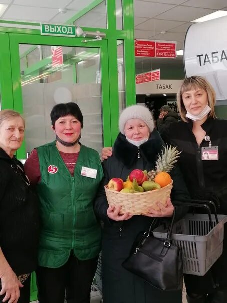 Челны лайф в курсе. Пятерочка Набережные Челны сотрудники. Магазин пятёрочка Набережные Челны КСОТРУДНИКИ. Магазин пятёрочка Набережные Челны ГЭС фото персонала. Селфи работников магазина Пятерочка.