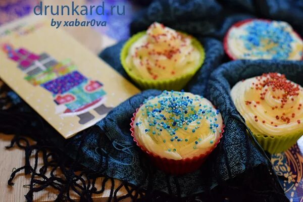 шоколадные маффины. капкейки с цветной посыпкой. шоколадные маффины с какао. силиконовые формочки для маффинов. капкейки в микроволновке.