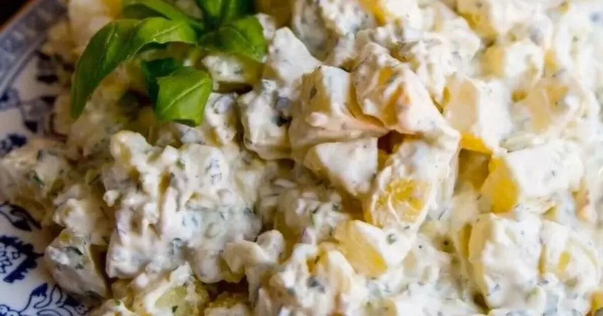 Салат с консервированной ананасом и курицей рецепт. Салат с грудкой курицы и ананасом. салат с ананасами и куриной грудкой и сыром. салат куриная грудка с ананасом и сыром. ананасовый салат с куриной грудкой.