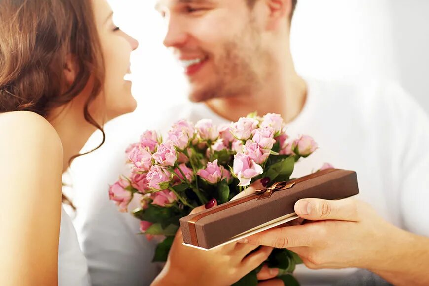 К чему снится дарить цветы мужчина. Парень дарит цветы. Парень дарит девушке цветы. Мужчина дарит цветы женщине. Подарок любимой девушке.