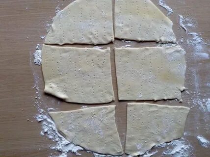 Блюда с кусочками теста