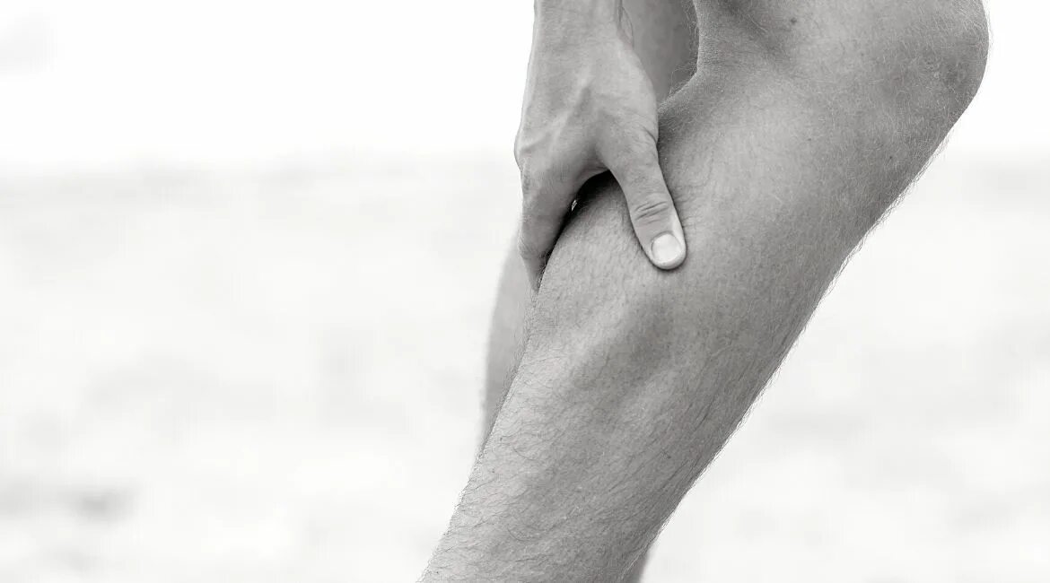 Сильные боли ноги ниже колена причины. Судорога икроножной мышцы. Атрофия икроножных мышц.