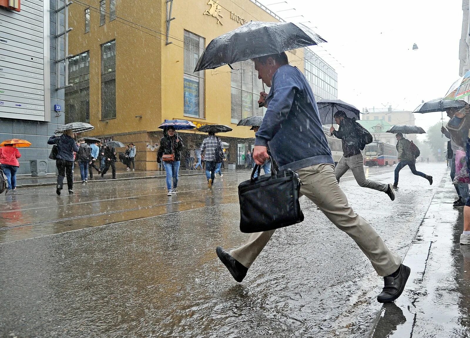 Жёлтый уровень опасности в Москве. Дождливая Москва. Дождь в Москве. Дождик в Москве. Плохая погода на неделю