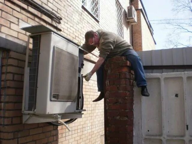 Смешной кондиционер. Монтаж кондиционера прикол. Смешной монтаж кондиционера. Монтаж кондиционера прикол. Прикольный монтаж кондиционеров.