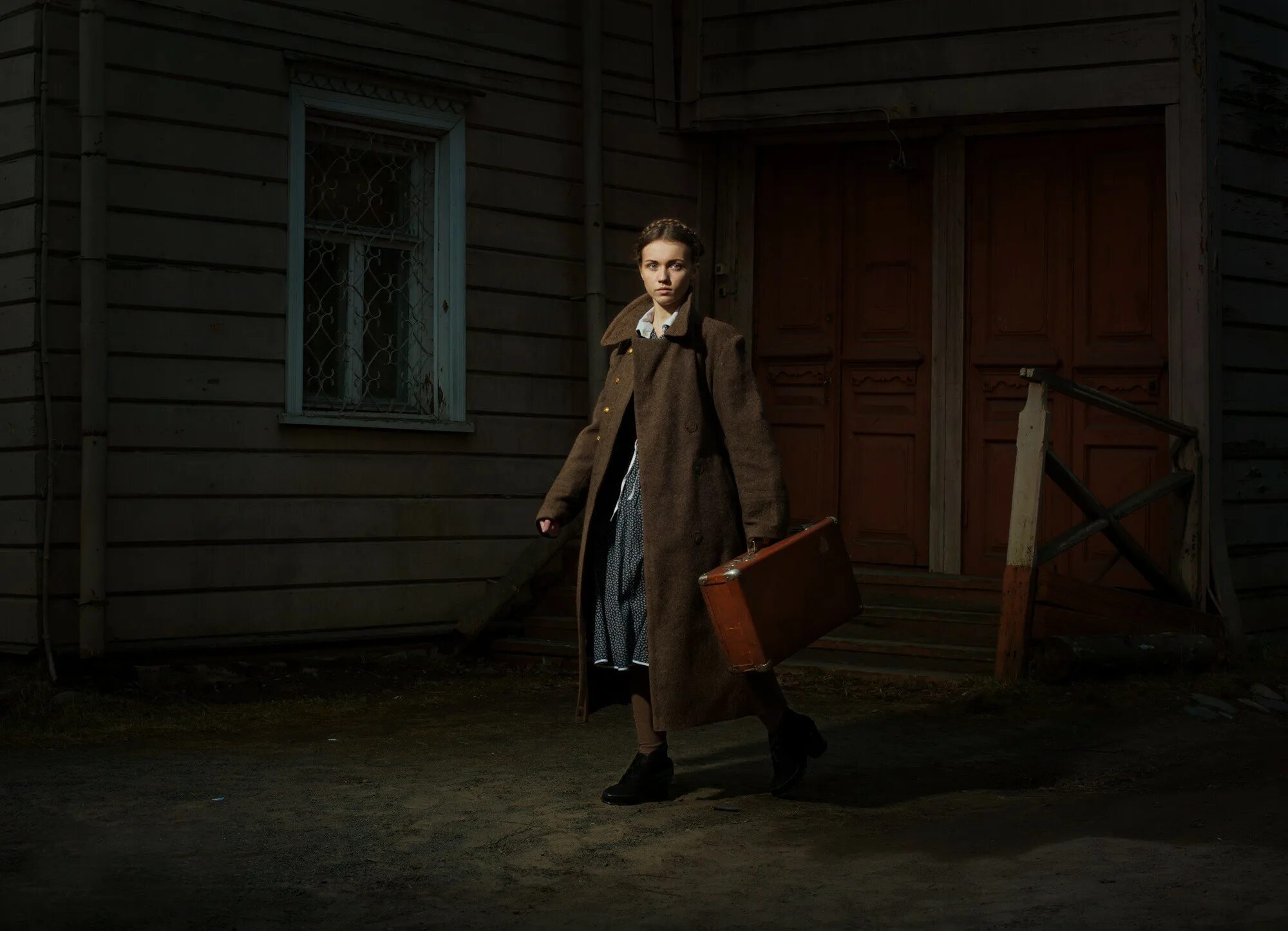 Жанровый портрет в стиле ретро. Девушка с чемоданом. Девушка приехала в деревню. Фотосессия с чемоданом в пальто.