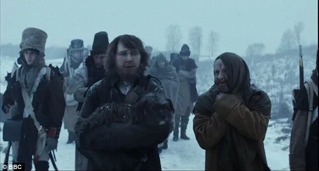 Встреча с платоном каратаевым пьера безухова. Пьер безухов и каратаев. Пьер безухов и каратаев. Пьер безухов плен. Пьер безухов и платон каратаев иллюстрации.