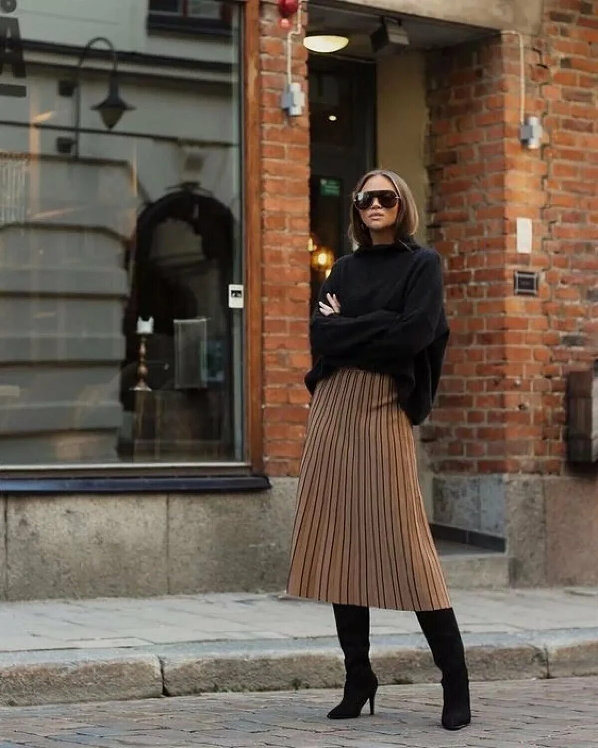 Стеганая юбка. Casual стиль с юбкой. Стильные образы с юбкой. Юбка ниже колена с чем носить. Образ с бежевой кожаной юбкой.