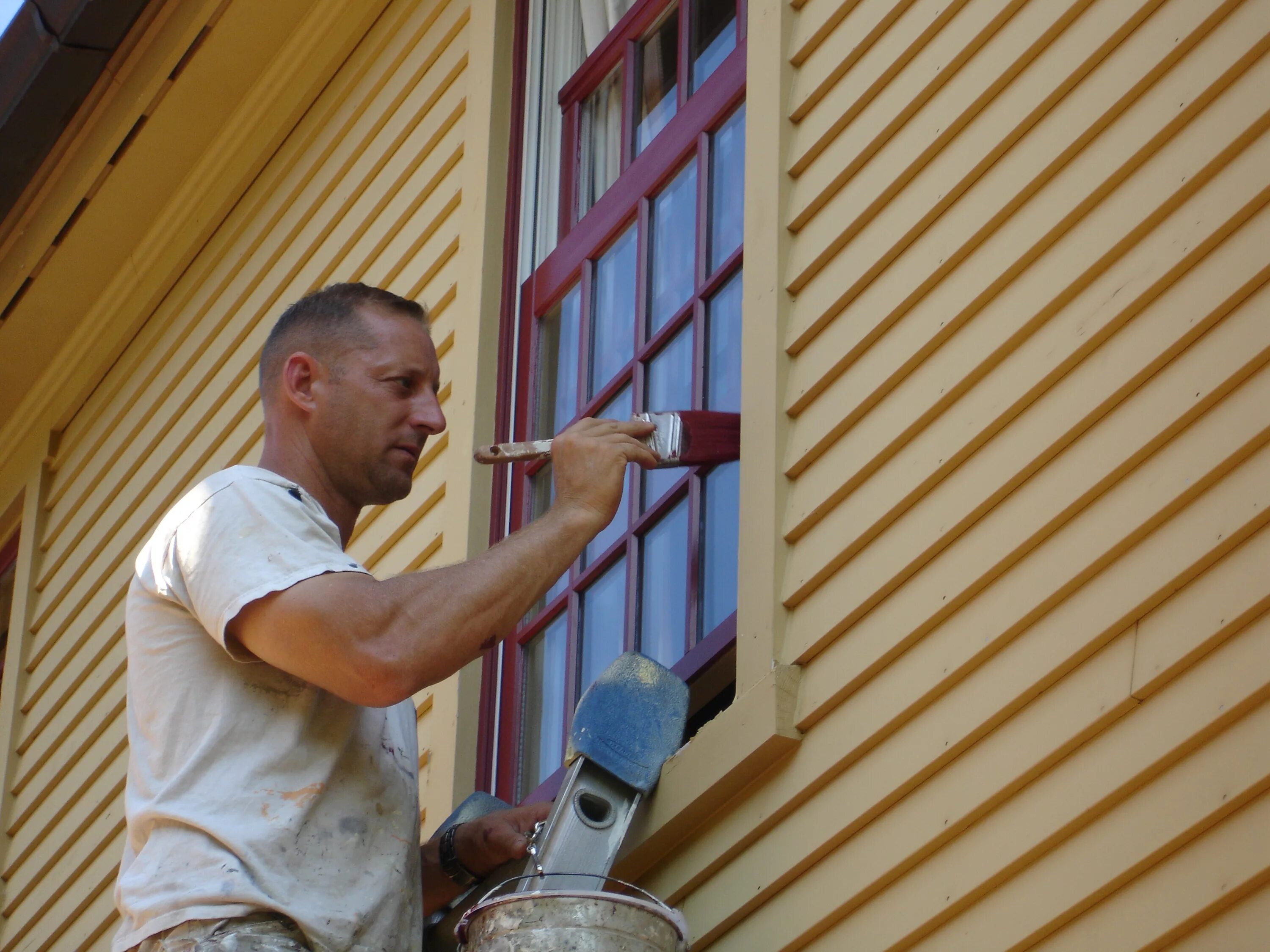 Какая краска окна деревянные. Покраска дома снаружи. Покраска деревянного дома. Покраска старого деревянного дома снаружи. Покраска деревянных окон.