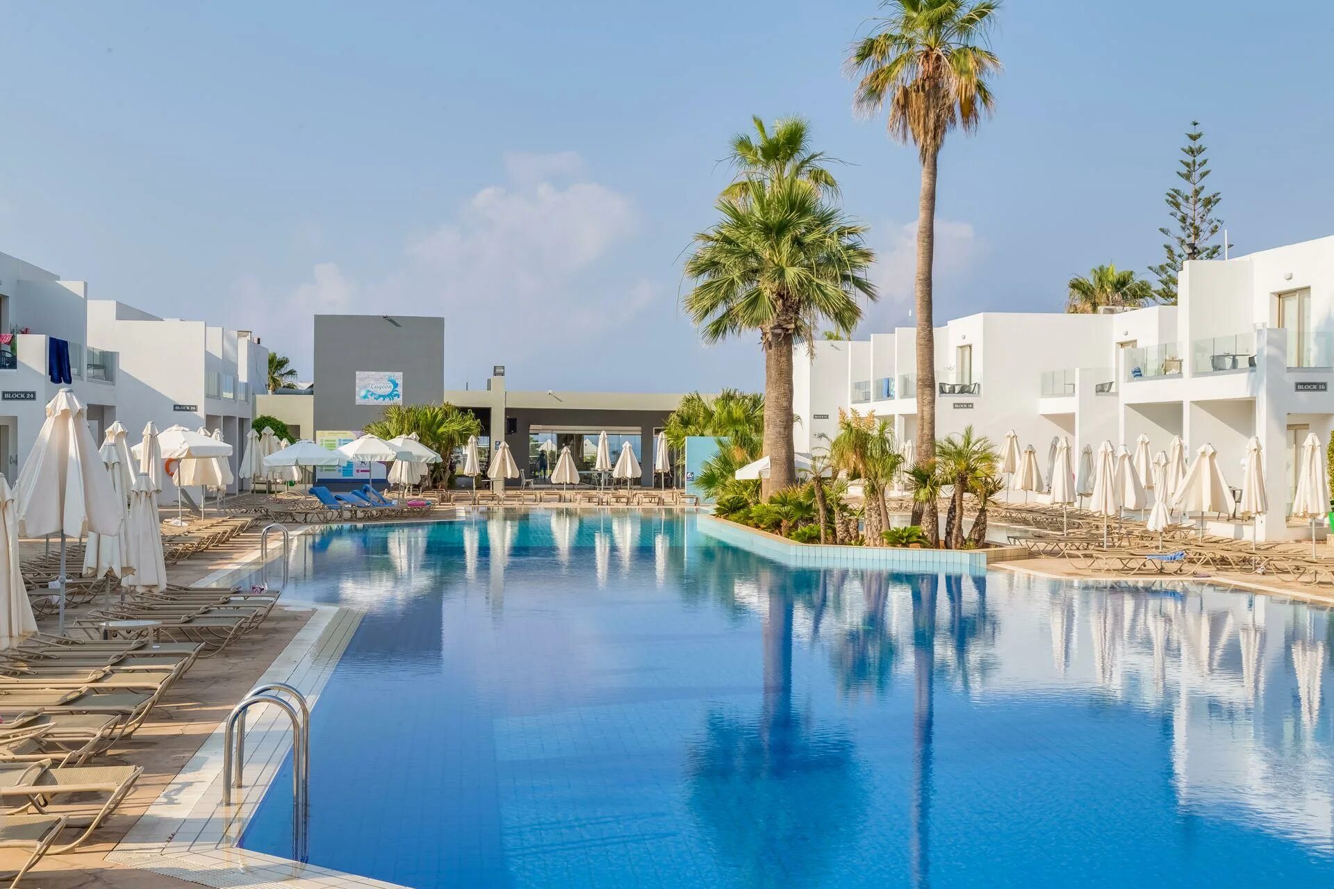 Новая напа. Отель кипр нью фамагуста. New famagusta 3*. Новая напа. Кипр айа-напа отели.