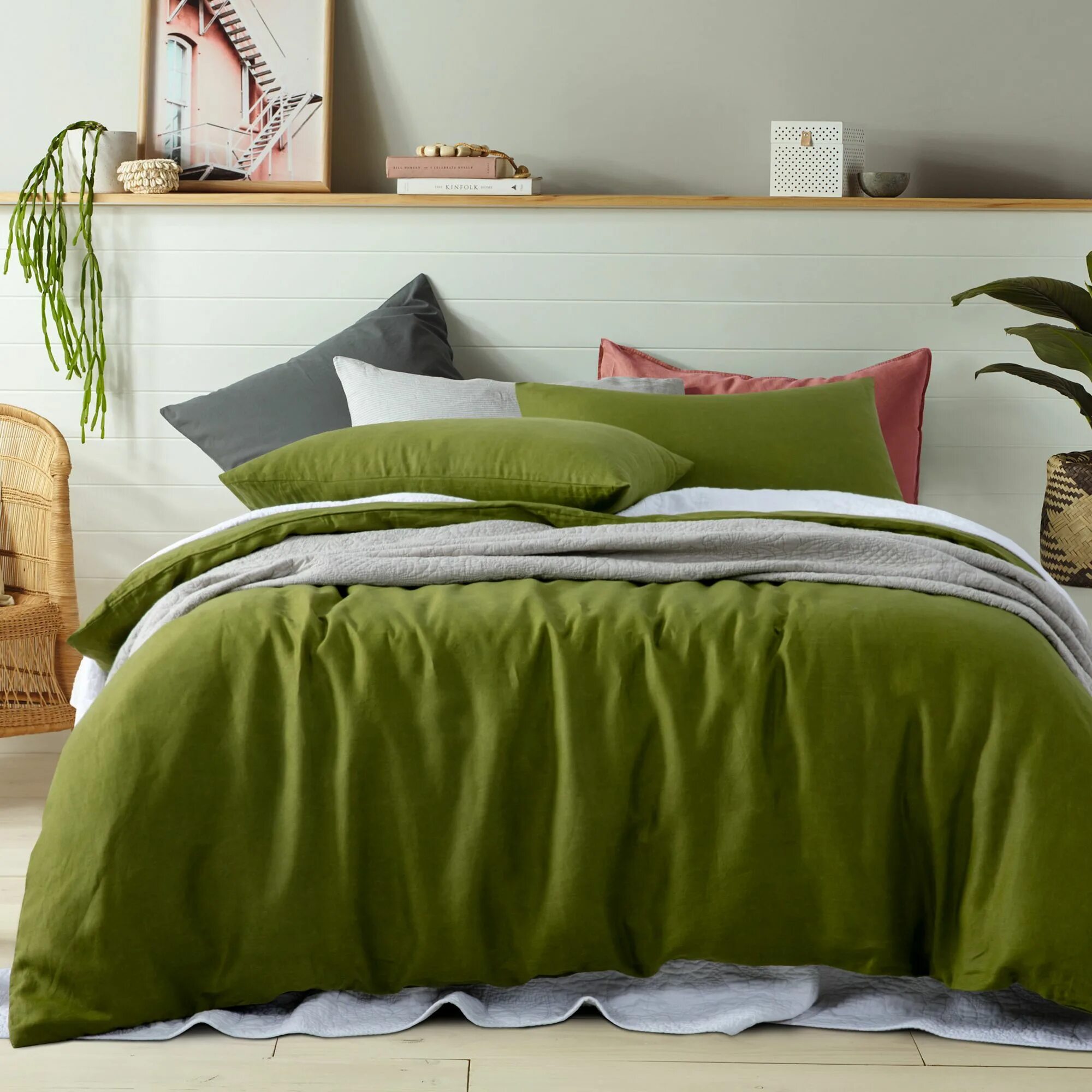 Постельное воняет. Quilt Cover. Кровать Винтаж оливковый текстиль. Moss Green Bedroom. Duvet Cover BACKRAOUND.