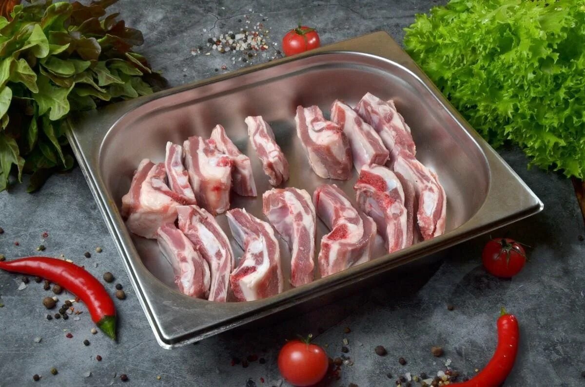 Как замариновать ребрышки свиные для шашлыка. Маринованное мясо. маринад для бараньих ребрышек. посуда для мариновки мяса. маринованное мясо для шашлыка.