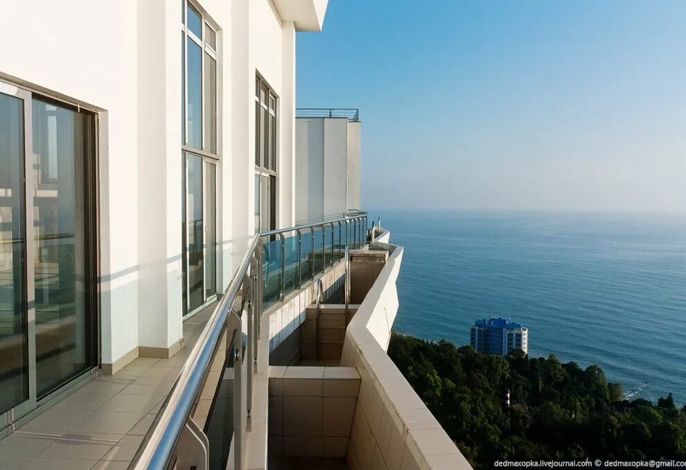 Королевский парк Сочи. Видовая 33 Сочи. Многоэтажный дом с видом на море. Вид на море с балкона.