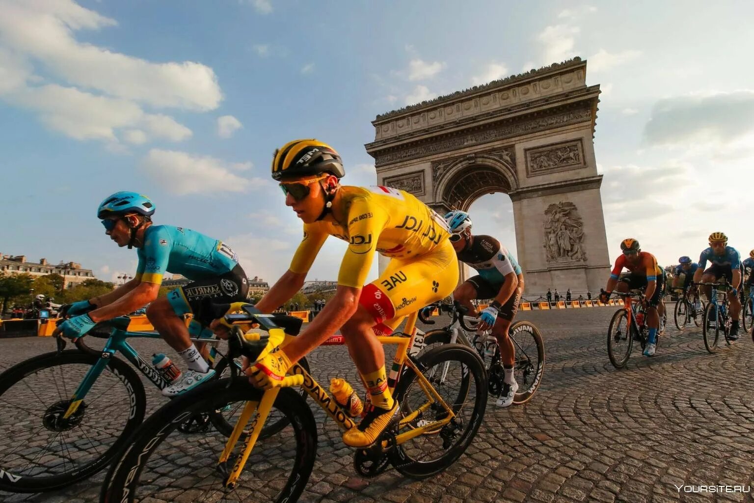 La fille tour de fer. La fille tour de fer. Tour de france. Тадей погачар. Тур де франс 2021.