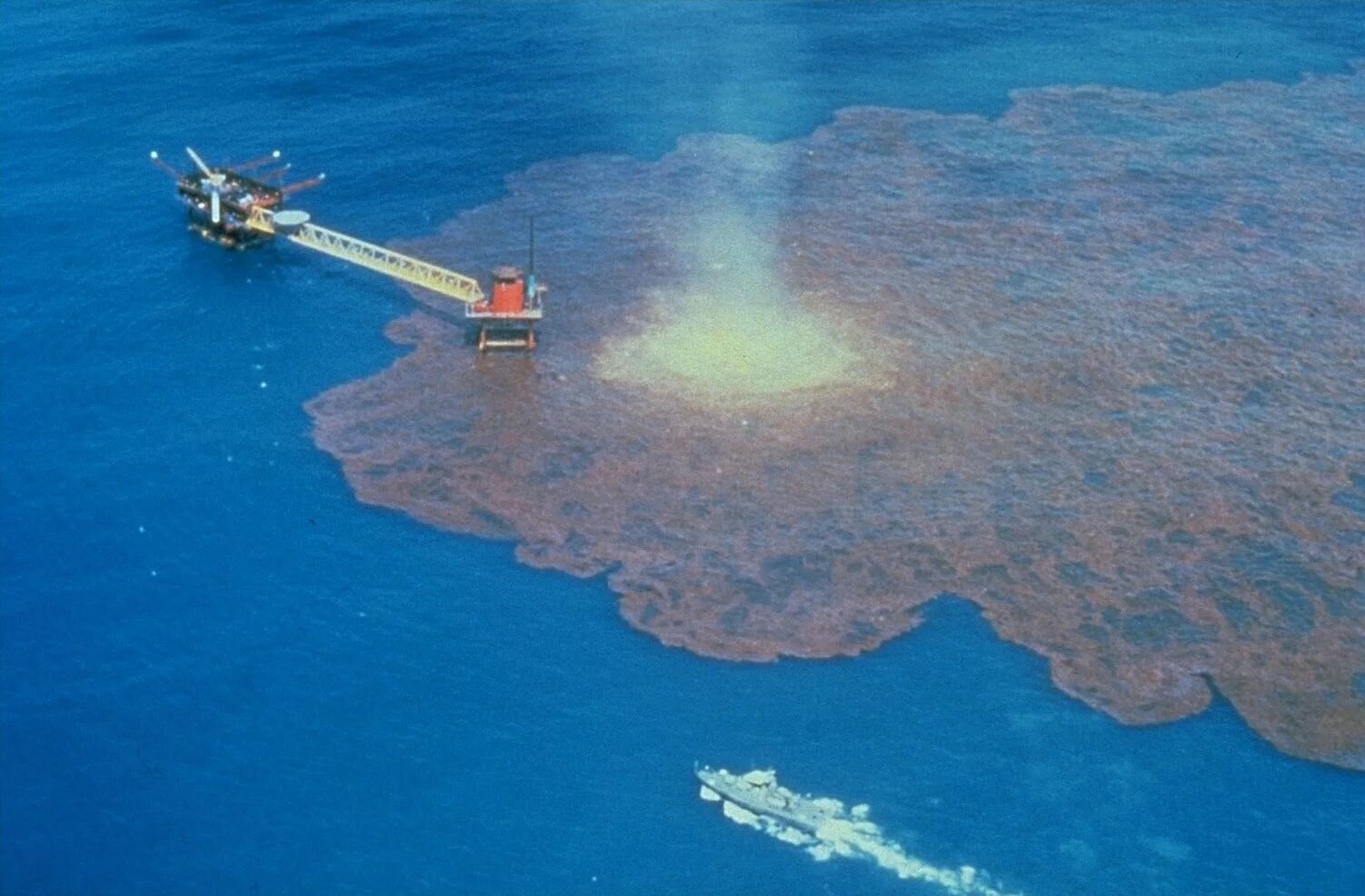 Какие ископаемые в мексиканском заливе. Разлив нефти с платформы Ixtoc i. Мексиканский залив Ixtoc-1. Разлив нефти в мексиканском заливе 1979. 1979 Нефтяной платформе Ixtoc.