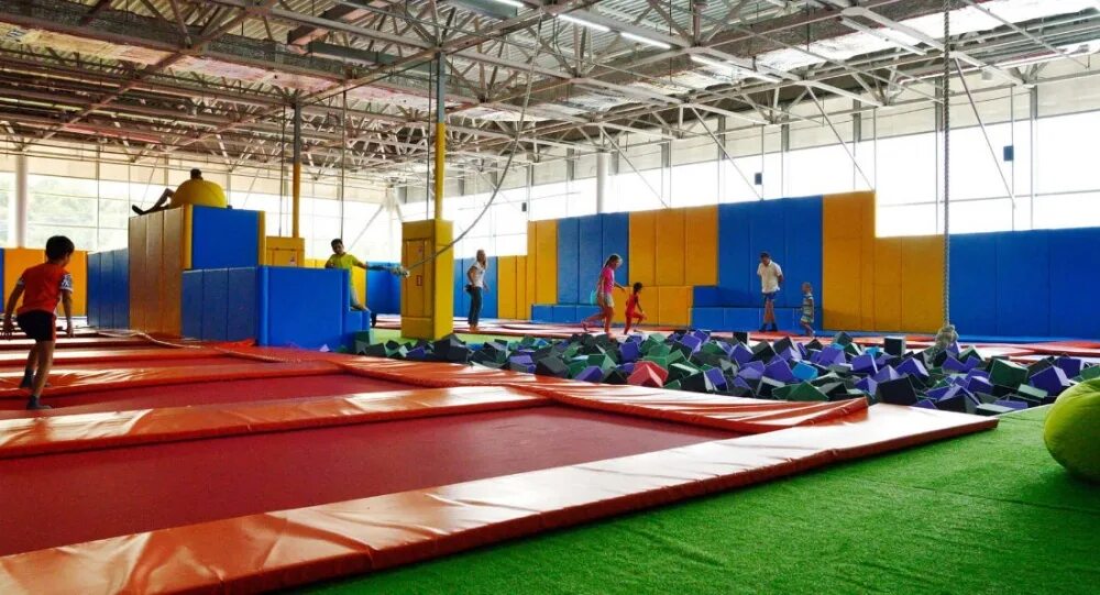 Батутные центры в сочи. Батутный центр адлер. Art of flight батутный центр красная поляна. Олимп батуты сочи. Герой арена адлер батутный центр.