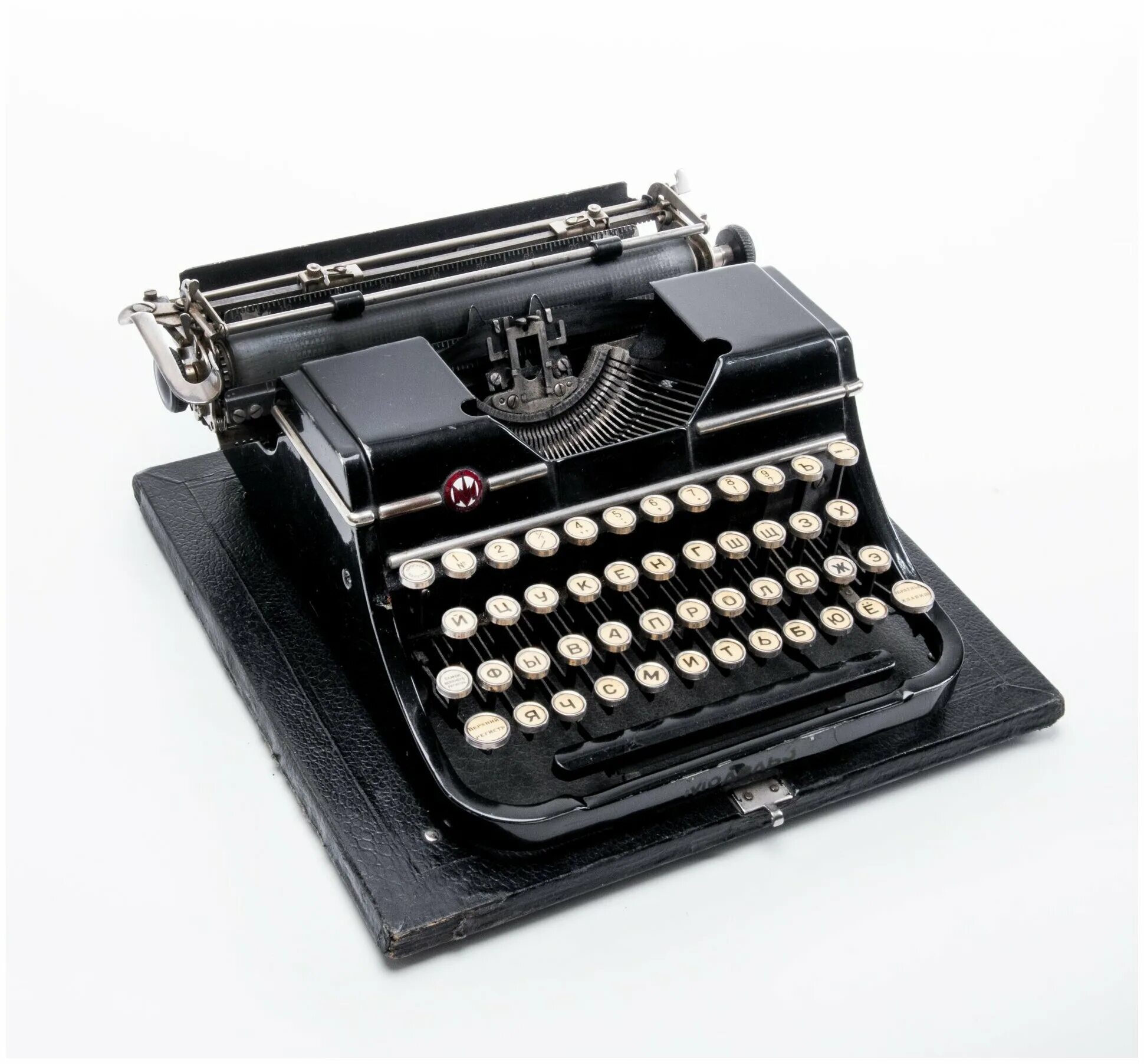 печатная машинка партизан сбоку. советские пишущие машинки. пишущая машинка москва. советская печатная машинка. печатная машинка.