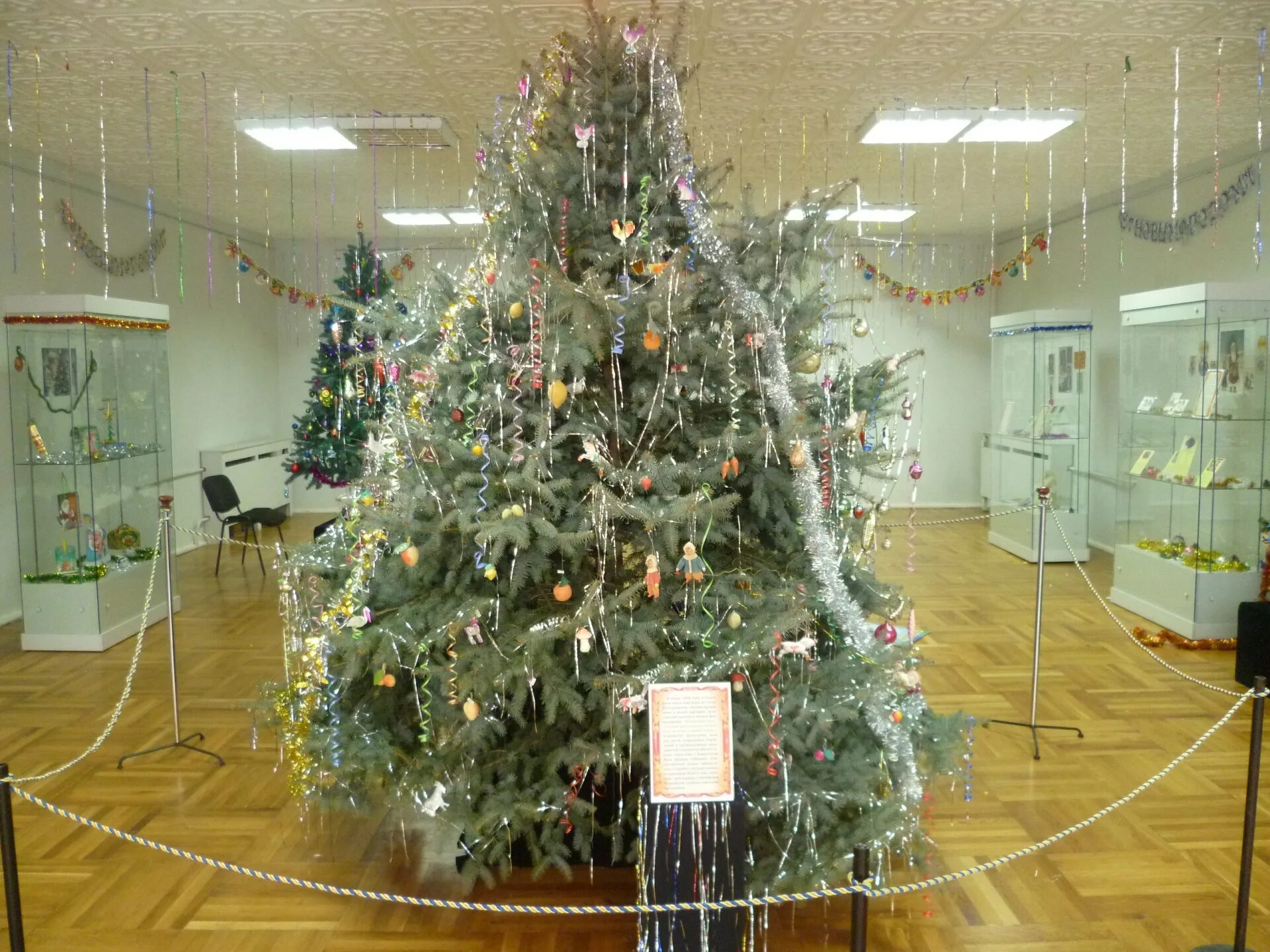 сосна искусственная сломанное крепление. новогоднее оформление сайта. ковров елка новогодняя. как елка стала праздничным деревом. новогодние украшения.