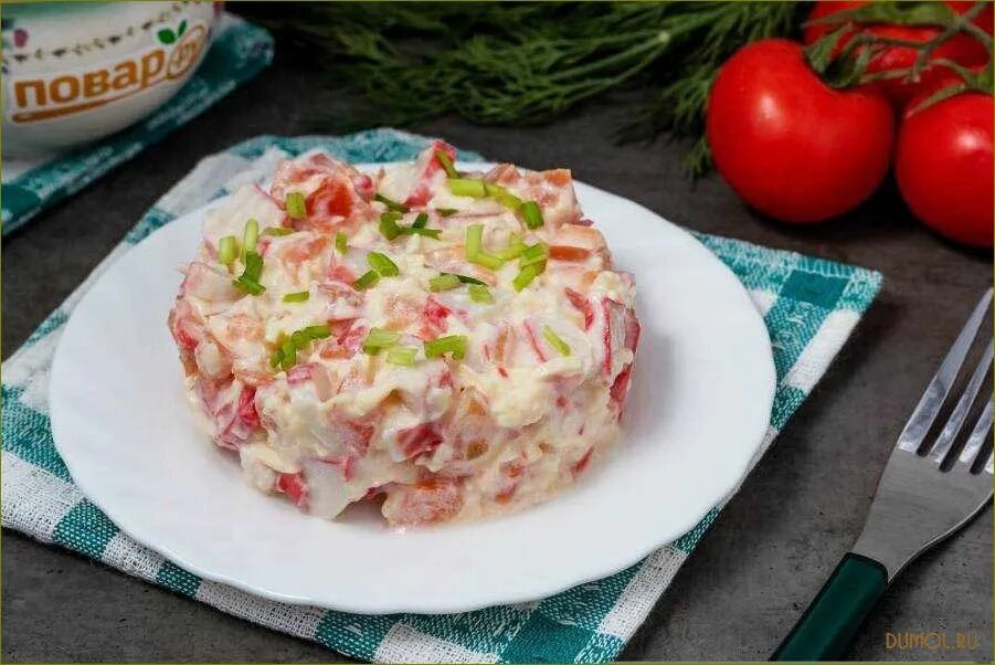 Салат с крабовыми палочками и помидорами и сыром. Салат крабовые палочки помидоры сыр. Салат яцл краблвые палочки помижор сыр. Салат с крабовыми палочками и помидорами и сыром и яйцом и чесноком. Салат крабовые палочки помидоры сыр чеснок болгарский