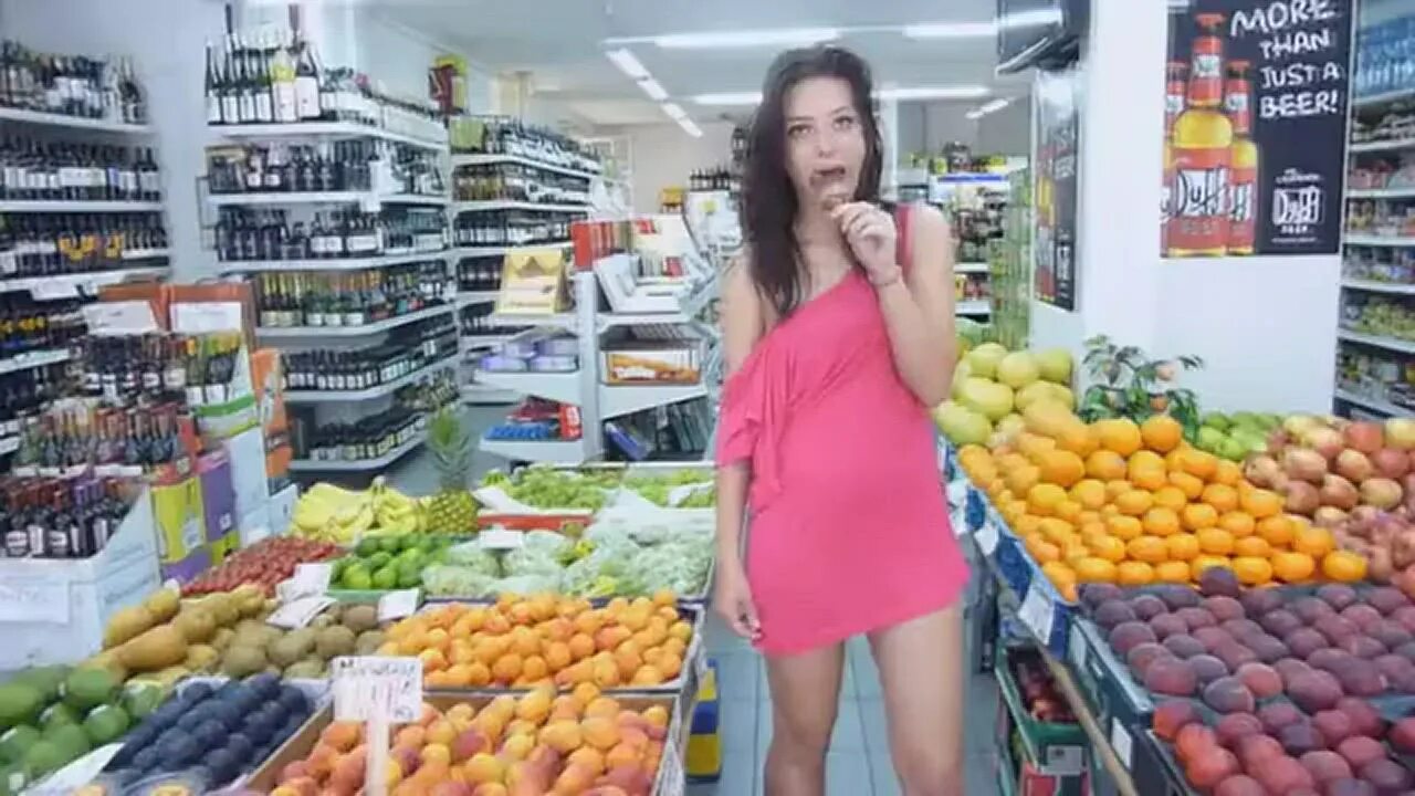 R flashing. Public flashing гиф. public flashing голая в россии. public pussy tits flashing ресторан. nude flashing публичный бассейн.