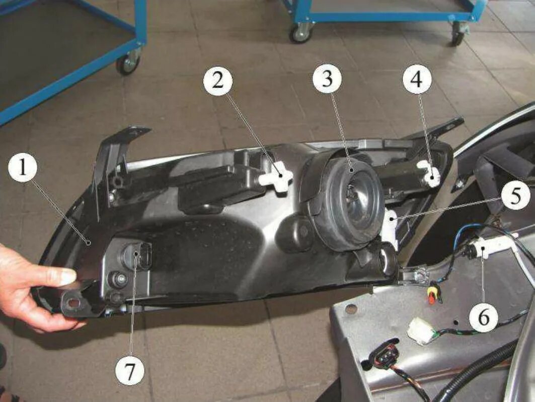 замена лампочки габаритных огней гранта. держатель лампы ближнего света 2190-гранта. защелка лампы ближнего света ларгус. Nissan terrano лампа дхо. лада гранта цоколь лампочек ближнего.