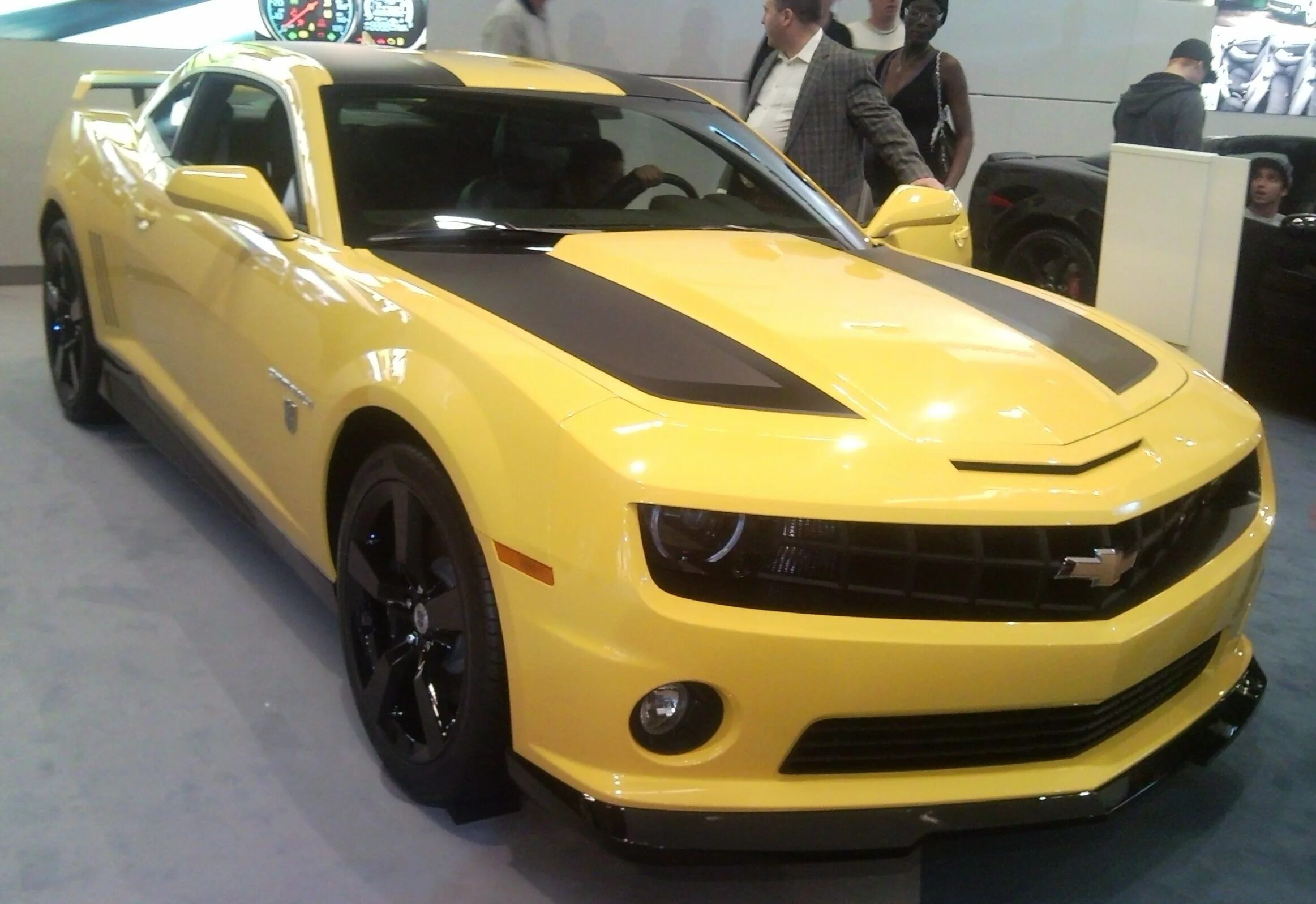 Какой бамблби. 2016 chevrolet camaro zl1 бамблби. chevrolet camaro бамблби. chevrolet camaro 4. шевроле камаро 2011 бамблби.