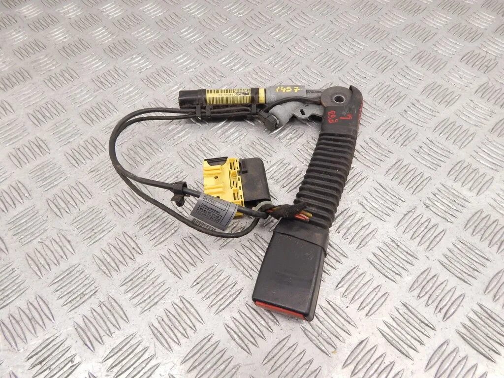 Пиропатрон бмв. Пиропатрон в сиденье bmw f30. Пиропатрон клеммы bmw e53. Bmw e53 ремни безопасности задние. Пиропатрон на f25.