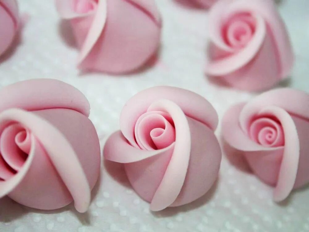 украшение торта розами из мастики. лепка цветов. как сделать розу из мастики. торт с розами из мастики. розочка из мастики пошагово.