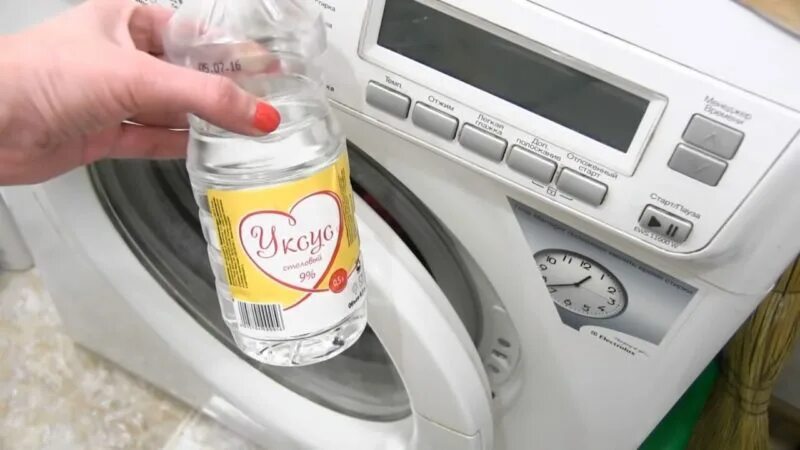 Чем можно почистить машинку. Уксус в стиральную машину. Промыть стиральную машину. Чистка стиральной машины. Уксус для машинки стиральной автомат.