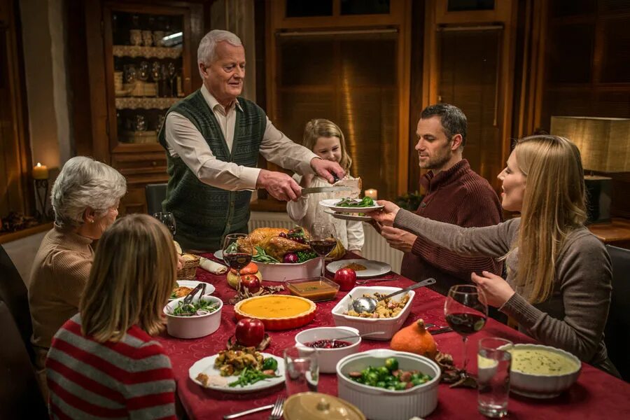 I had dinner with them. День Благодарения семья. День Благодарения застолье. День Благодарения в США семья. День Благодарения в США застолье.