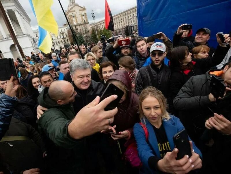 Что на Украине на сегодняшний день. Украинцы сейчас. Порошенко на Майдане 2019. Европейские Лидеры на Майдане 2014.