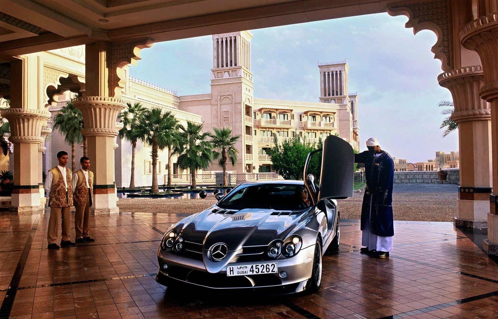 Деньги машины тачки. Майбах шейха ОАЭ. Mercedes SLR MCLAREN 722 В Дубае. Мерседес Бенц Дубайский. Мерседес арабского шейха.