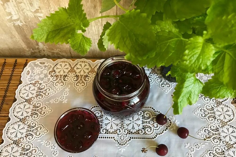 Варенье при гв. Варенье на белом фоне. Варенье для кормящей мамы. Варенье сверху. Варенье при гв.